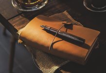 Notatnik z grawerem a mindful journaling – łączenie pisania z uważnością grawernia - notatnik personalizowany 3.jpg