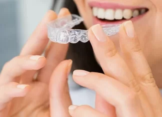 Na czym polega leczenie zębów systemem Invisalign? Najczęstsze pytania piotrowscybejnarowicz.pl - 004-na-czym-polega-leczenie-zebow-systemem-invisalign-najczestsz.webp